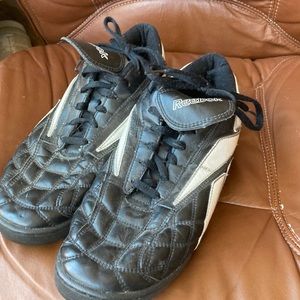 Reebok men’s size 13 soccer shoes sneakers black